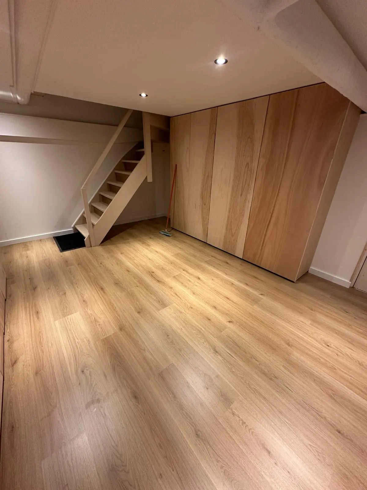 Maatwerk kelderruimte, trap en wandkasten